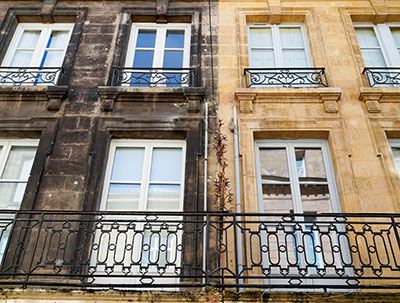 ravalement de façade d'un bâtiment à Outreau